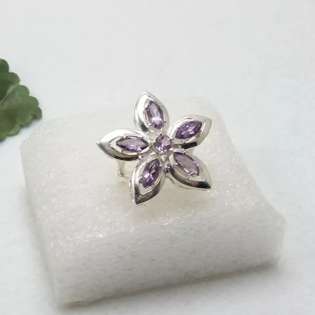 Anillo flor, montado con amatistas en plata 925